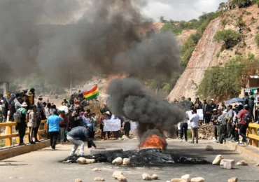 Campesinos bloquean vías en carretera para evitar probable arresto de Evo Morales