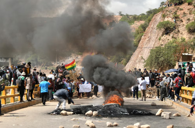 Campesinos bloquean vías en carretera para evitar probable arresto de Evo Morales