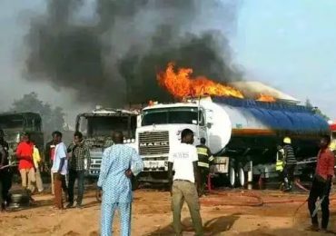 Mueren alrededor de 94 personas tras explotar camión cisterna de combustible en Nigeria