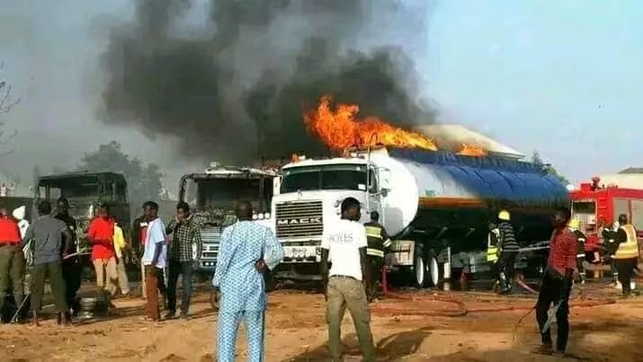 Mueren alrededor de 94 personas tras explotar camión cisterna de combustible en Nigeria