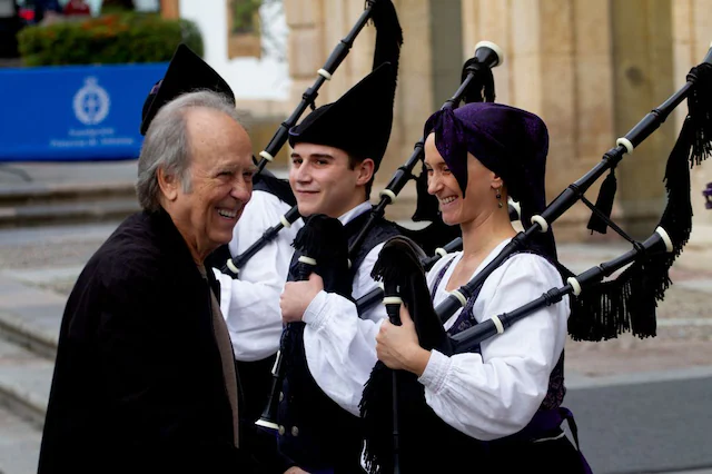 Serrat sigue tentado de volver a los escenarios pero "lo que no puede ser, no puede ser"