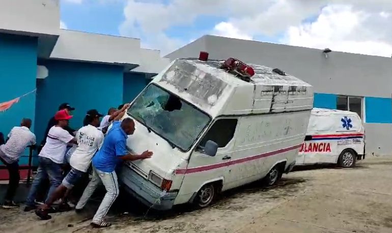 La muerte de un joven provoca que familiares destruyan una ambulancia en un hospital de Loma de Cabrera