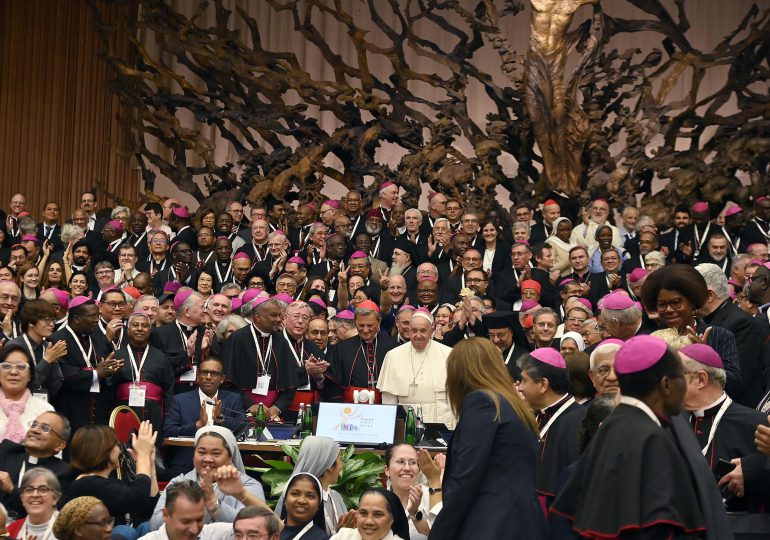 Iglesia católica deja “abierta” la cuestión de la ordenación de las mujeres