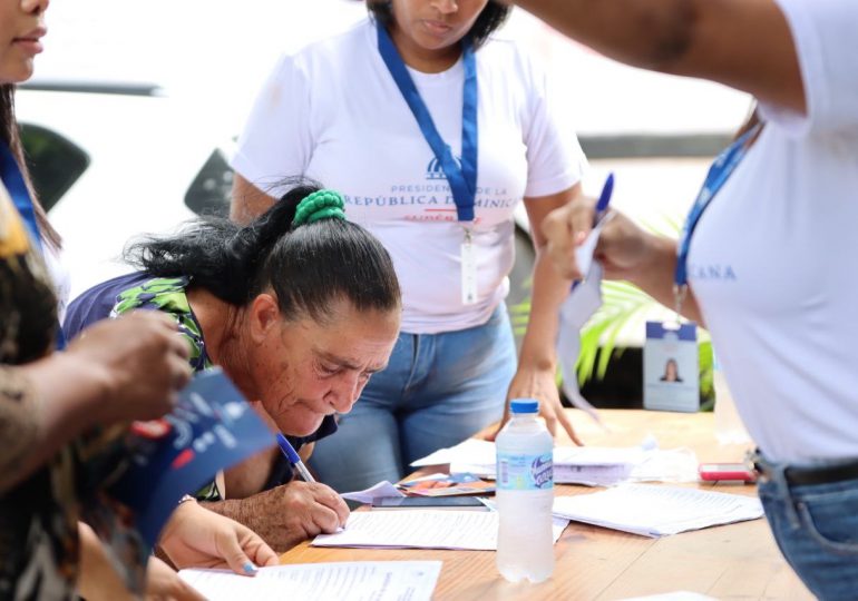 Supérate junto a otras entidades entregan 1,500 tarjetas de Bono Luz en Samaná