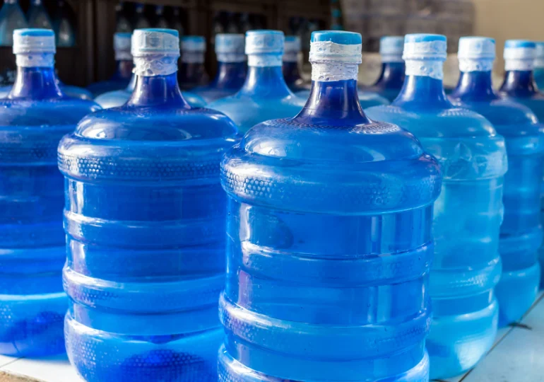 Otorgarán única prórroga de 30 días a envasadores de agua para cubrir botellones del sol