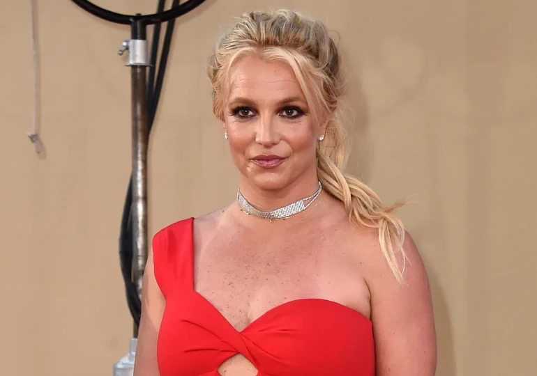 Britney Spears se 'casa consigo misma' un año después de su divorcio