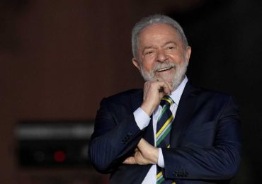 Un sonriente Lula reaparece en público tras sufrir accidente doméstico