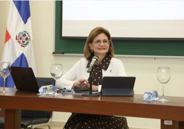 Raquel Peña felicita a los docentes y destaca su rol en la construcción de un futuro mejor