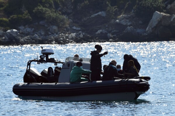 Rescatan a hombre tras sobrevivir dos meses en el mar; sus compañeros fallecieron