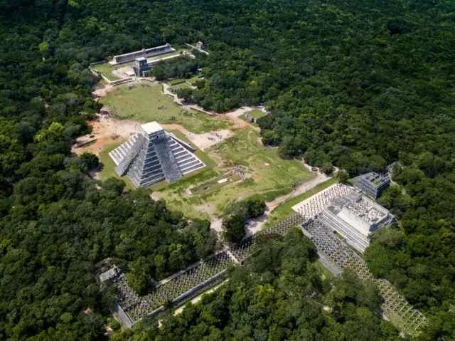 Descubren ciudad maya perdida en la selva tropical de México