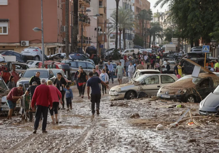 Inundaciones en Valencia, España, deja a tres familias dominicanas afectadas; reciben ayuda de la Embajada Dominicana