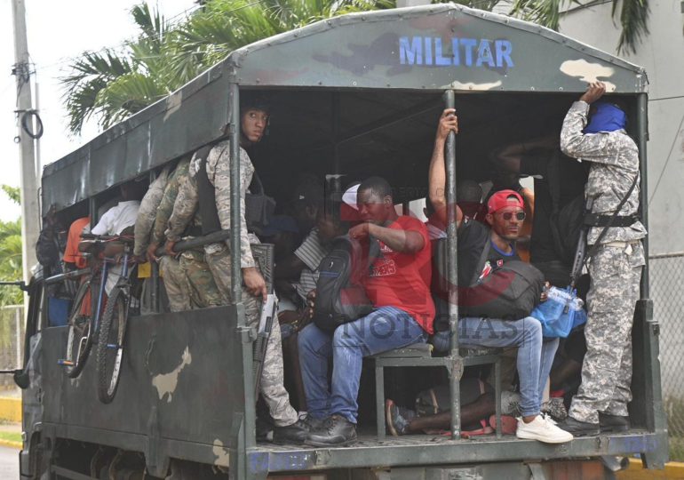 Llegan camiones cargados haitianos al Vacacional de Haina