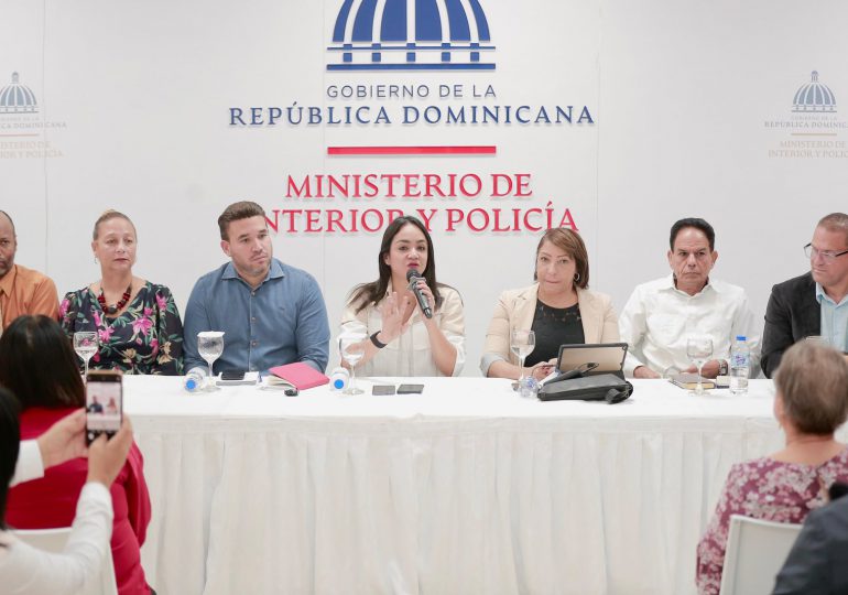 Ministra de Interior y Policía recibe denuncias de infracciones legales en el Gran Santo Domingo