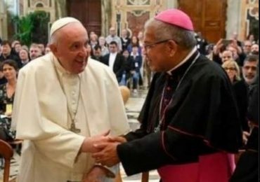 Papa Francisco se reúne con monseñor Francisco Ozoria