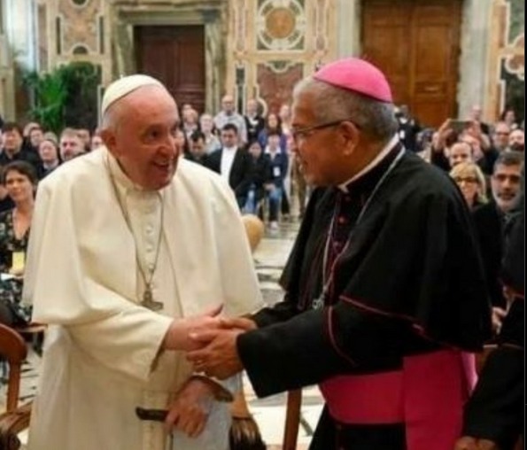 Papa Francisco se reúne con monseñor Francisco Ozoria