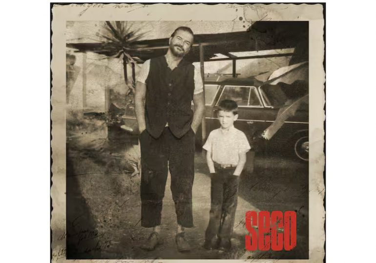 Ricardo Arjona revela la portada de su nuevo álbum "Seco", un viaje a sus raíces más personales