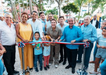 Alcaldía del DN inaugura el reconstruido parque Belisario Curiel; Constructora Bisonó dona juegos del área infantil