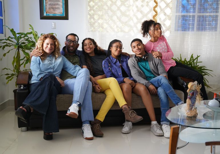 "La Familia Espejo", la primera serie familiar de la TV dominicana, se estrena este 13 de octubre por RTVD