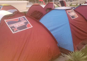 "Campamento Patriótico" realiza vigilia contra reforma fiscal frente al Congreso Nacional