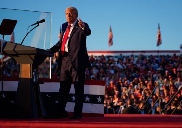 Arrestan a un hombre armado cerca de un mitin de Trump en EEUU