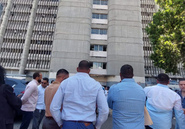 Evacuan personal del edificio gubernamental El Huacal