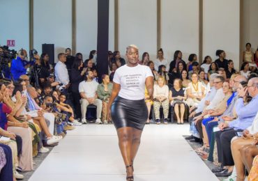 Modelos tallas grandes imponen sus curvas con emotivo mensaje en RDFW 2024