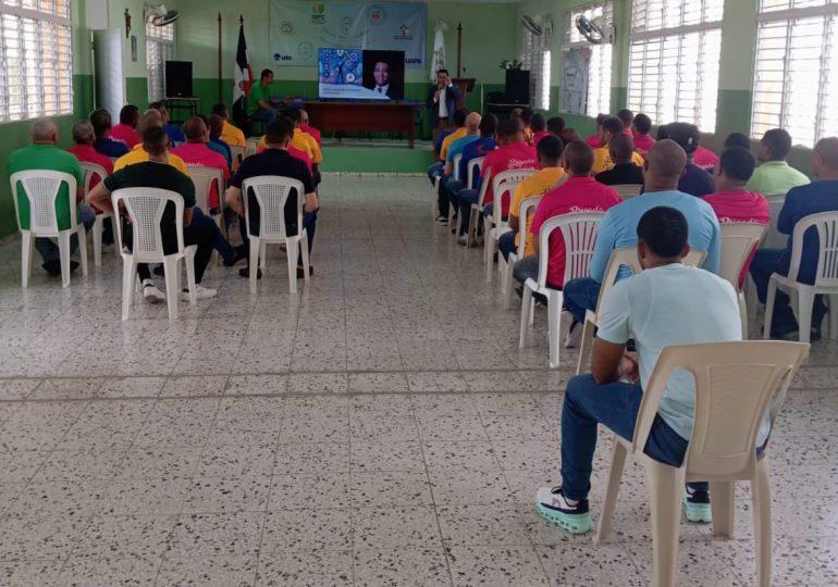 Imparten charla sobre inserción laboral e inclusión financiera en Najayo Hombres