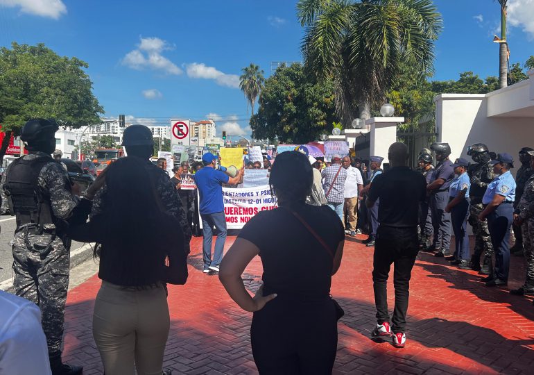 Militarizan Ministerio de Educación por protesta de profesores