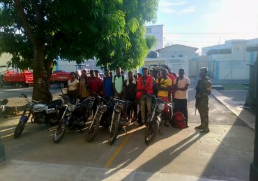 Apresan 26 indocumentados en 5 motocicletas en Dajabón