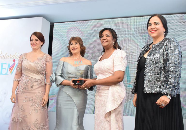 La Federación de Mujeres Empresarias Dominico Internacional distingue a la doctora Jayne Cabreja de Domingo con el Galardón FEM 2024