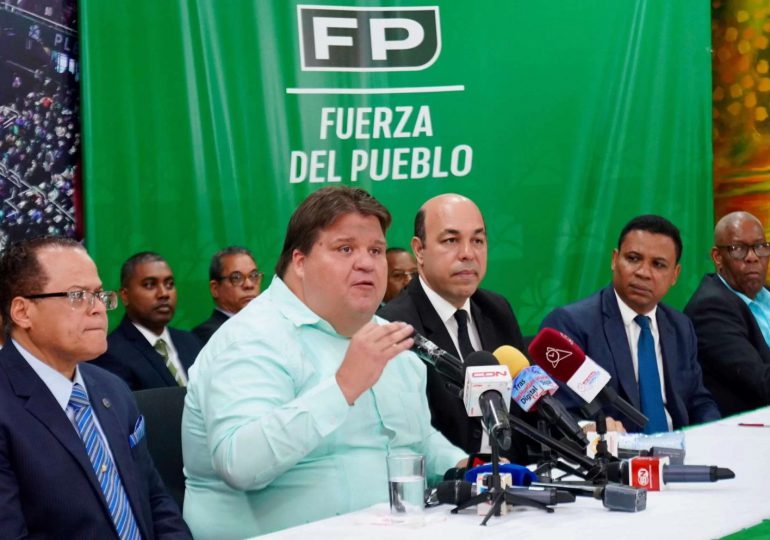 Carlos Pimentel ahora podrá licitar y fiscalizar sus propias licitaciones, advierte FP