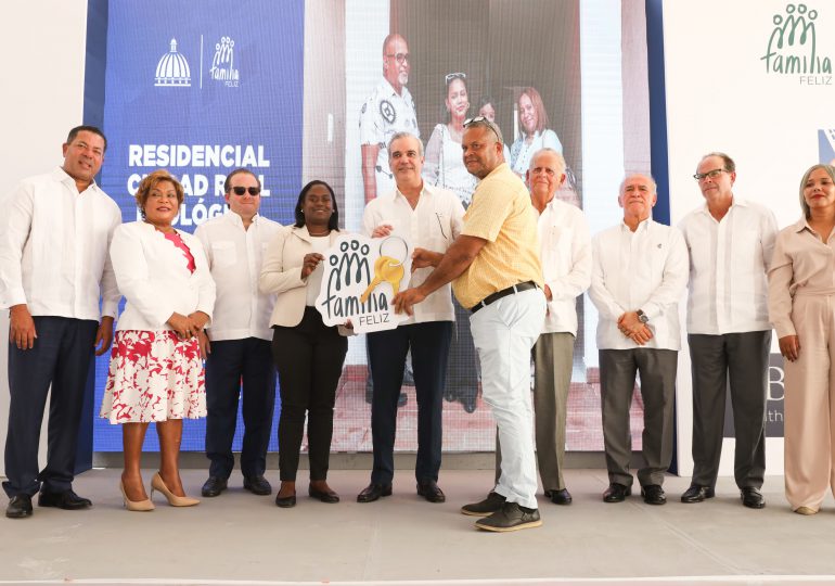 Presidente Abinader entrega 700 apartamentos y nuevas instalaciones en SDE