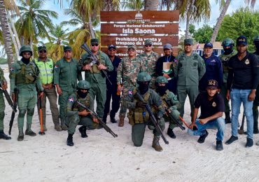 SENPA, Medio Ambiente y Armada demuelen pared contenida sin permiso ambiental en la Isla Saona