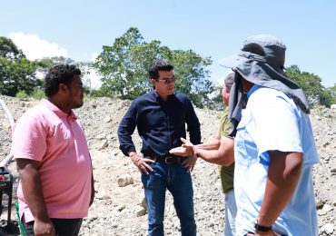 Wellington Arnaud supervisa trabajos de ampliación acueducto de Villa Altagracia