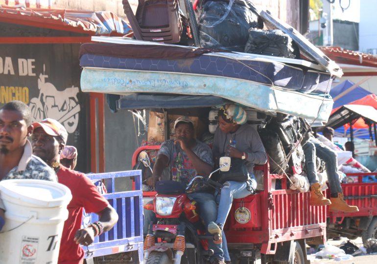 Haitianos continúan llegando a Dajabón para regresar hacia Haití; huyen a las detenciones