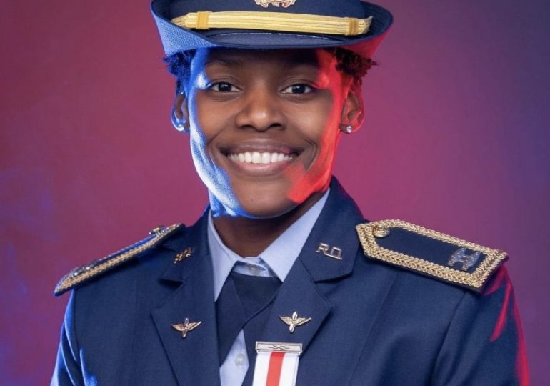 Marileidy Paulino exhibe su uniforme de primer teniente de la Fuerza Aérea