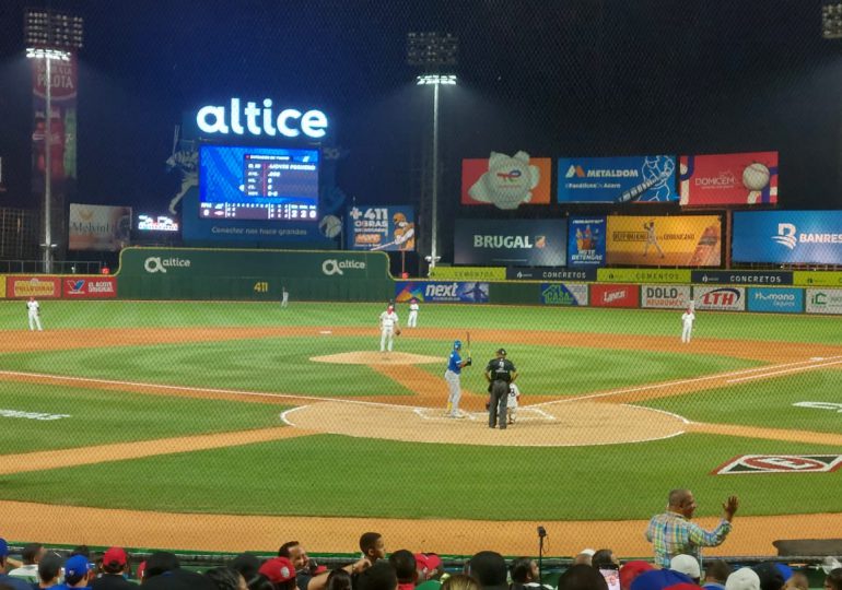 Inicia Torneo de Béisbol 2024-2025 con buena asistencia en el Estadio Quisqueya