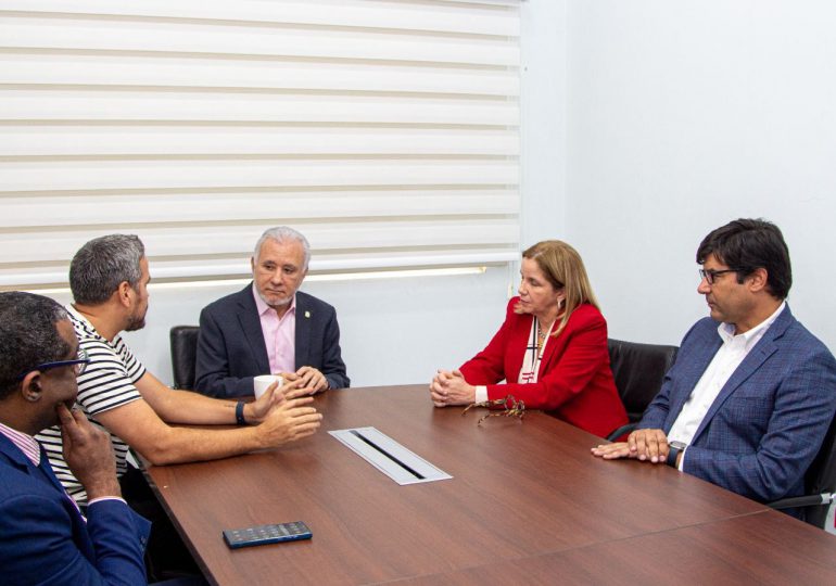 Senador Antonio Taveras Guzmán escucha inquietudes de empresarios y cineastas sobre reforma fiscal