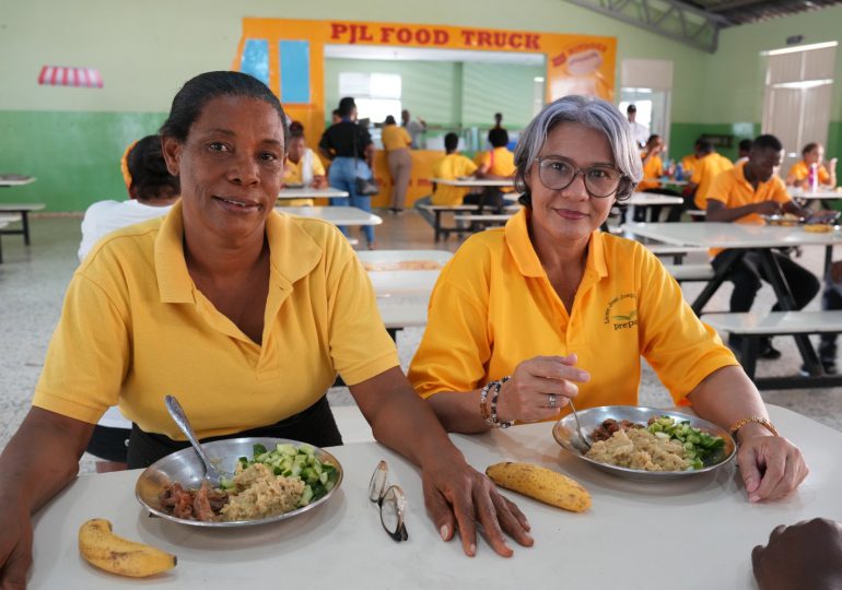 INABIE distribuye alimentación para estudiantes jóvenes y adultos de Prepara