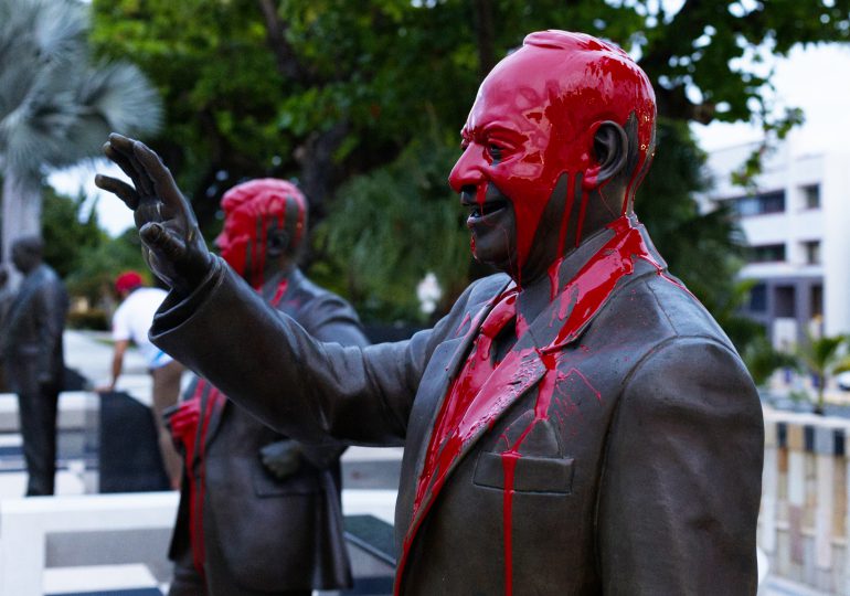 Lanzan pintura sobre estatuas de presidentes de EEUU en Puerto Rico tras insulto 'basura'