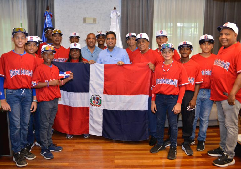 Ministro Kelvin Cruz entrega Bandera Nacional selección béisbol U12