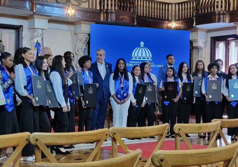 Abinader entrega el Galardón Diploma de Máxima Excelencia a 150 estudiantes