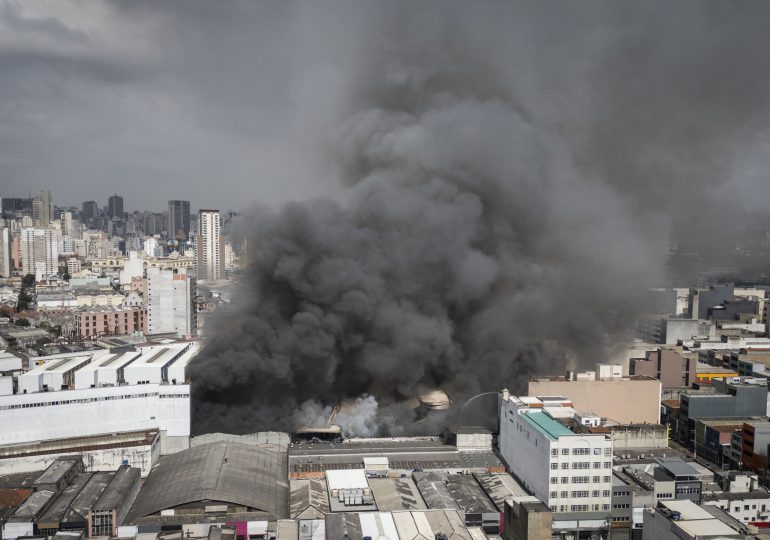 Incendio en un edificio comercial en el centro de São Paulo desata una densa humareda