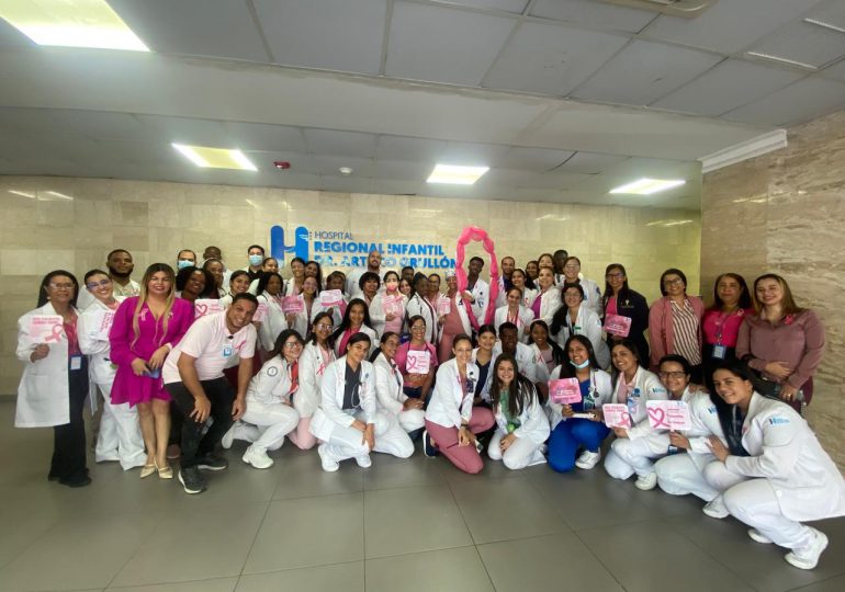 Hospital Arturo Grullon conmemora el Mes Rosa con una caminata por la salud femenina