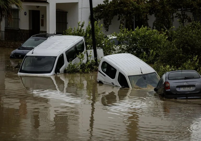 La DANA deja inundaciones, carros amontonados, carreteras cortadas y rescates en España