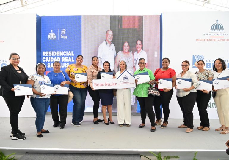 Ministerio de la Mujer realiza nueva entrega del Bono Mujer en proyecto habitacional de Santo Domingo Este