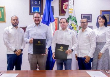 Firman acuerdo entre UCE y Rensa Renewable Energy S.R.L.