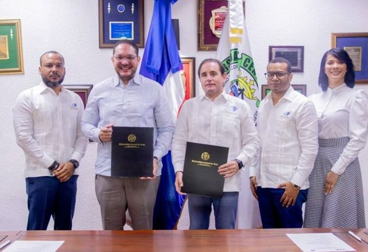 Firman acuerdo entre UCE y Rensa Renewable Energy S.R.L.