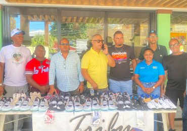 Club Deportivo "La Tribu" realiza donación de calzado a jóvenes en Dajabón