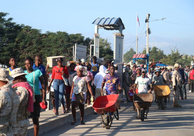 En masas haitianos acuden a mercado de Dajabón mientras persisten las repatriaciones